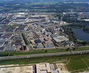 844632 Luchtfoto van een gedeelte van het bedrijventerrein Lage Weide te Utrecht, uit het zuidwesten. Op de voorgrond ...